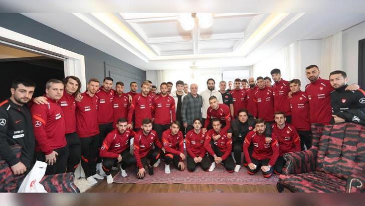 A Milli Futbol Takımı'ndan Ahmet Çalık'ın ailesine ziyaret