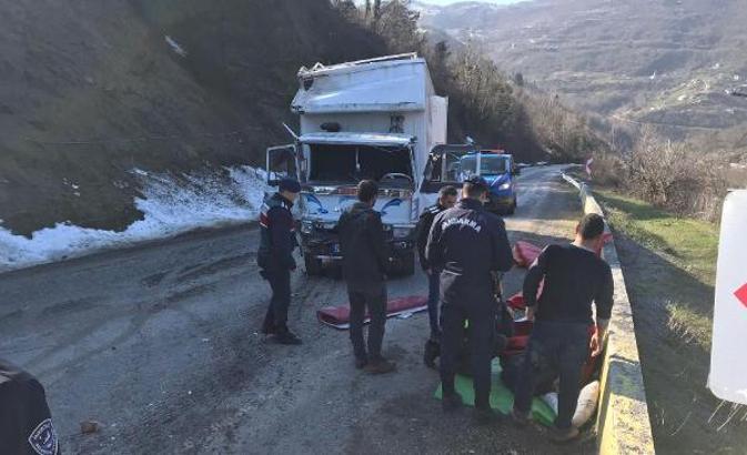 Kazada yaralanan sürücüyü jandarma hastaneye götürdü