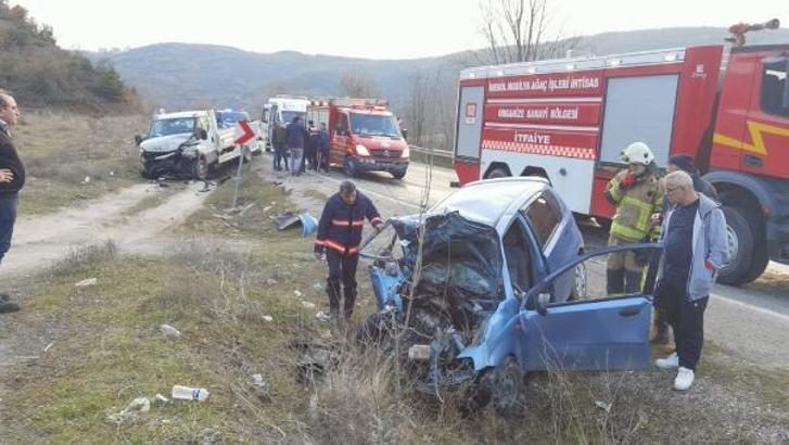 Bursa'da otomobil ile kamyonet çarpıştı: 2 yaralı