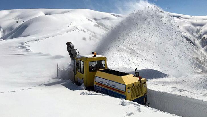 15 kilometrelik yolu 72 saatte temizleyebildiler