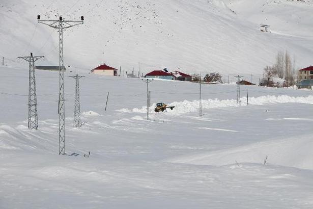 Karlıova'da karla mücadele devam ediyor