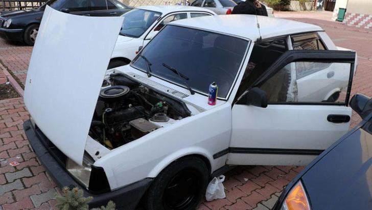 Çaldıkları otomobilin jantlarını boyarken yakalandılar
