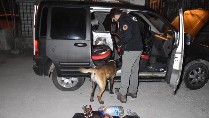 Plastik şişede metamfetamin dahil araçtaki uyuşturucuları 'Thor' buldu