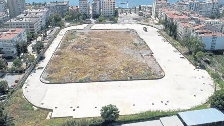 Karşıyaka Stadı'nda bekleyiş sürüyor
