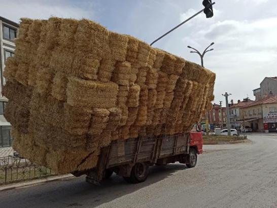 Saman yüklü kamyon trafikte tehlike saçtı