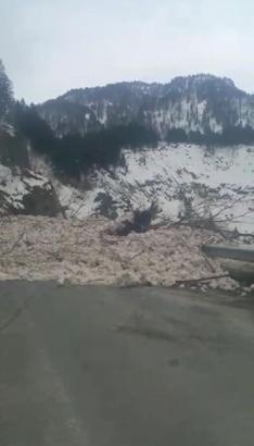 Çığ düşmesi sonucu kapanan Trabzon-Bayburt kara yolu açıldı