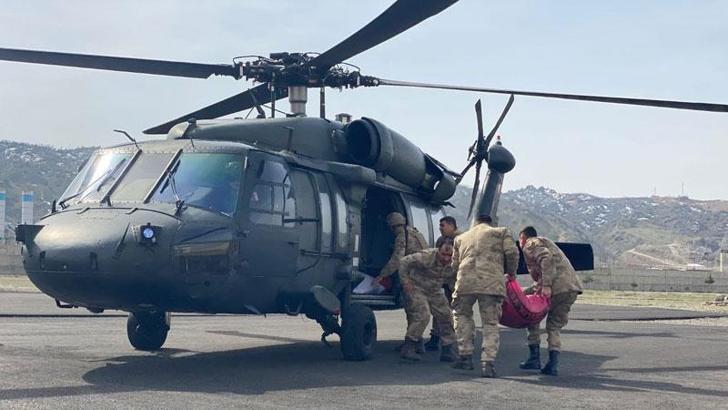 Yolu kardan kapalı köylerde besicilere, helikopterle 1 ton yem