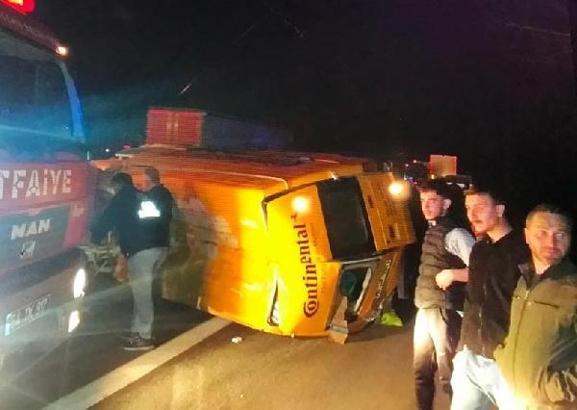 TEM'de otomobil, minibüse çarptı: 7 yaralı