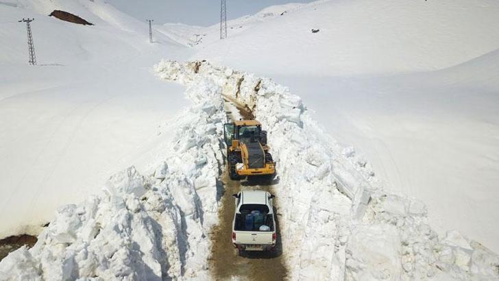 Bitlis'te 6 metrelik karla mücadele
