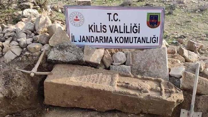 Kaçak kazıda bulduğu mezar steli ile yakalandı