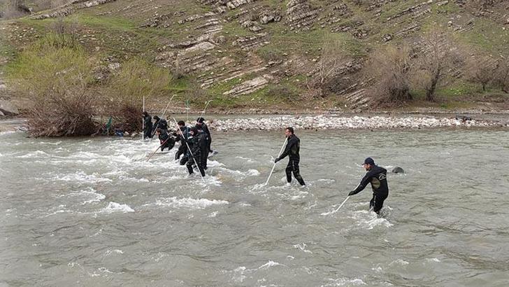 Derecik'te çaya düşüp, kaybolan asteğmen aranıyor
