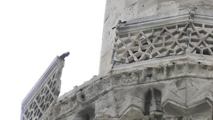 Süleymaniye Camii minaresi şerefesinden kopan parça kubbeye zarar verdi