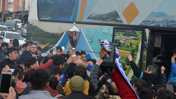 Efeler Ligi’ne yükselen TÜRŞAD Voleybol Takımı, Adilcevaz'da coşkuyla karşılandı