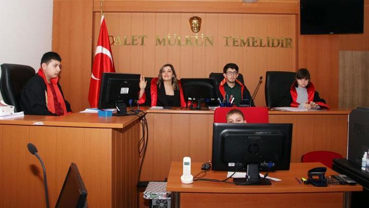 Otizmli çocuklar hakim ve savcı oldu, çevreyi kirleten eğitimciyi yargıladı