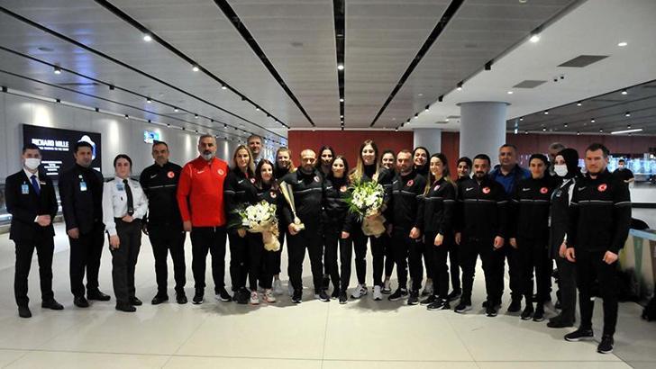 Tarihte ilk kez Avrupa şampiyonu olan Kadın Güreş Milli Takımı yurda döndü