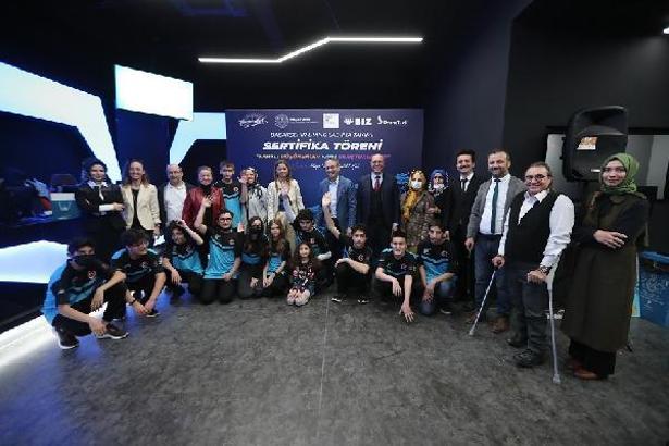 Drone eğitimi alan otizmli çocuklar sertifikaları ile buluştu