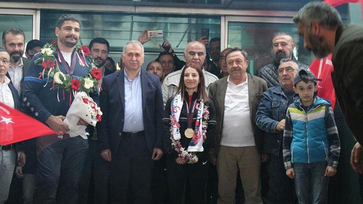 Avrupa şampiyonları Taha ve Evin, Ankara'da coşkuyla karşılandı