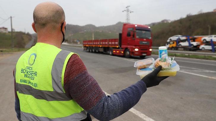 Ordu'da belediyeden sürücü ve yolculara yolda iftar yemeği