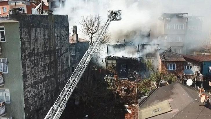 Fatih'te metruk ahÅŸap binada çıkan yangın yan binaya sıçradı
