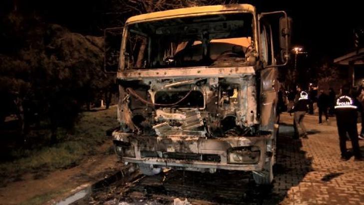 Esenyurt'ta kundaklanan 2 vidanjör alev alev yandı