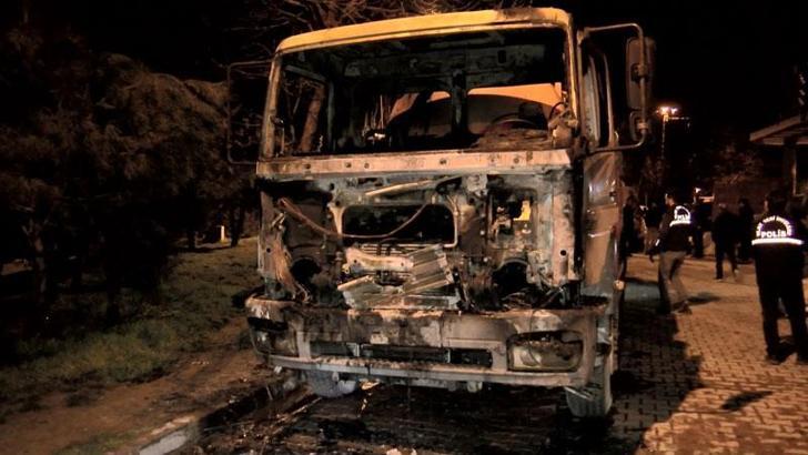 Esenyurt'ta kundaklanan 2 vidanjör alev alev yandı