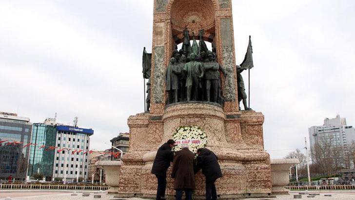 Türk Kalp Vakfı Taksim Cumhuriyet Anıtı’na çelenk bıraktı