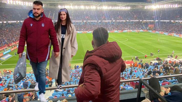 Fransız yargıçtan özel izinle gelen gurbetçi taraftar, maçı eşiyle tribünde izledi