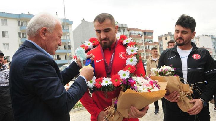 Avrupa Şampiyonu güreşçi Aktürk, Lapseki’de törenle karşılandı