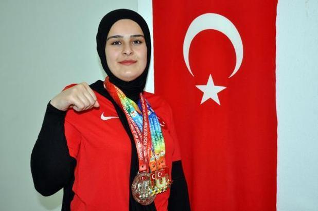 Muş'un tek bilek güreşi sporcusu Funda milli takıma girmeyi başardı