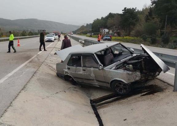 Kontrolden çıkan otomobil bariyerlere çarptı: 4 yaralı