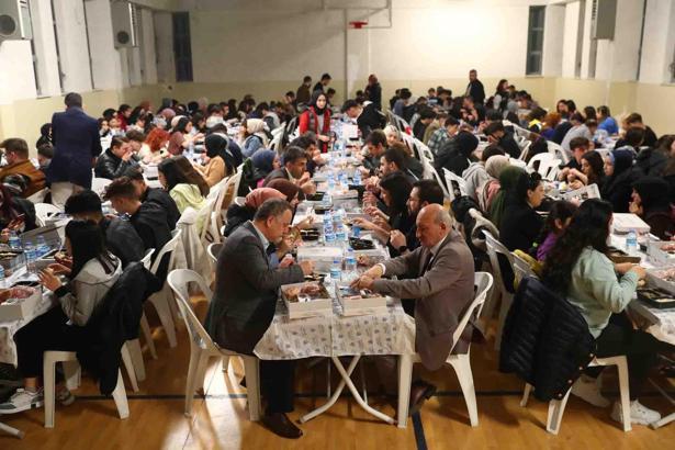 Başkan Çağırıcı öğrencilerle iftar yaptı