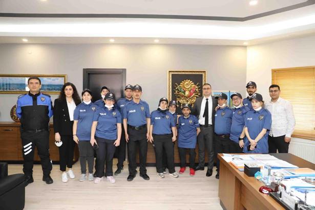 Bağcılar’da Kıyıklık Engelliler Sarayı kursiyerleri bir günlüğüne polis oldu