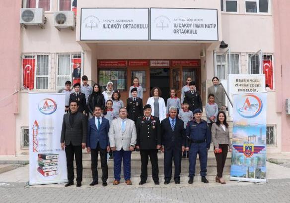Tuğgeneral Özfidan öğrencilerle kitap okudu