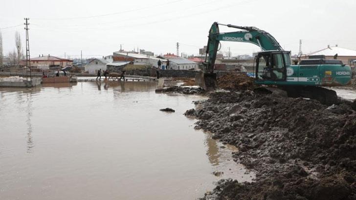 Kars'ta karlar eriyince evleri su bastı
