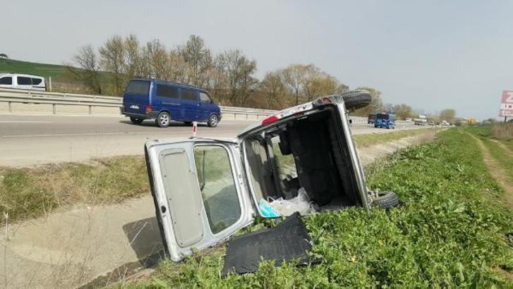 Bariyerlere çarpıp yan yatan hafif ticari araçtaki 2 kişi yaralandı