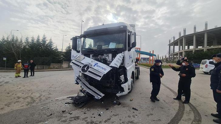 Dilovası'nda işçi midibüsü ile TIR çarpıştı: 2'si ağır 25 yaralı