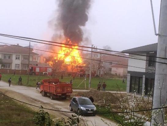 Sakarya'da alevlere teslim olan ev kullanılmaz hale geldi