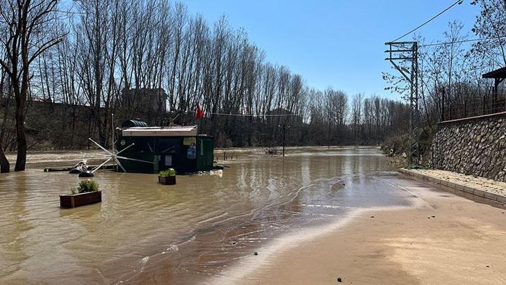 Bartın Irmağı eriyen kar sularıyla yükseldi; piknik alanı su altında kaldı