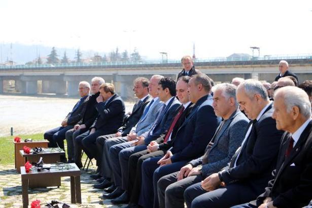 Köprü faciasında ölenler, 10'uncu yılda dualarla anıldı