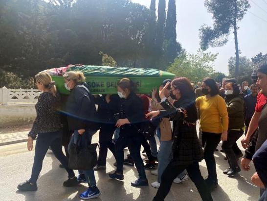 Eşi tarafından öldürülen Esma'nın tabutu kadınların omzunda taşındı
