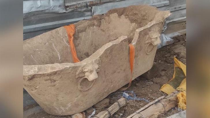 Karacasu'da Roma dönemine ait 'küvet' ele geçirildi