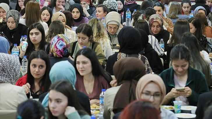 Emine Erdoğan, kız öğrencilerle iftar yaptı
