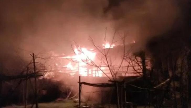 Tek katlı ev yangında küle döndü, yaşlı kadını komşuları kurtardı