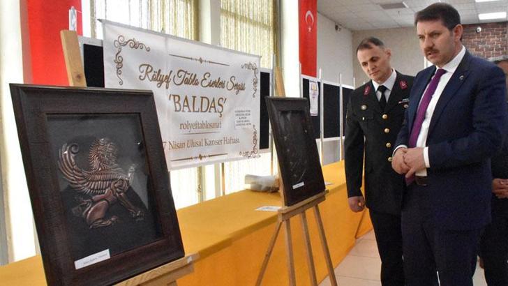 Kanserden kaybettiği eşi adına açtığı rölyef sergisinde ilk alıcı vali oldu