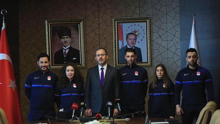 Bakan Kasapoğlu, milli kayakçılarla bir araya geldi