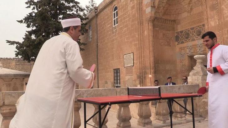 Mardin'de imam ile kilise üyesi masa tenisi maçı yaptı