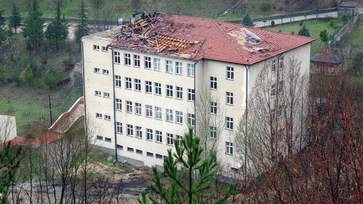 Göynük'te hortum çatıları uçurdu