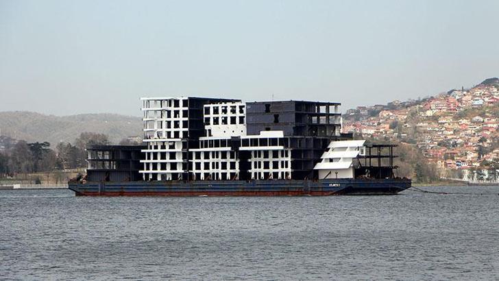 İstanbul Boğazı'ndan 'apartman' geçti