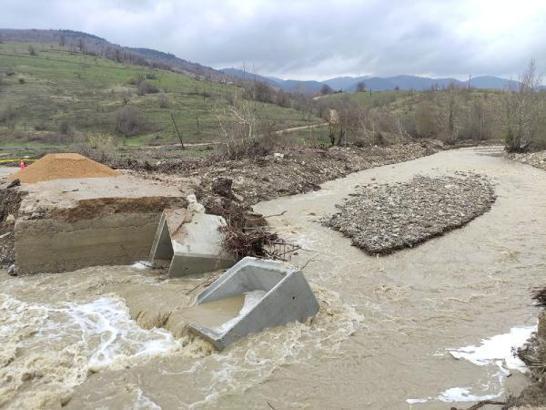 Karabük'te sağanak; menfez köprü çöktü, tarım alanlarını su bastı