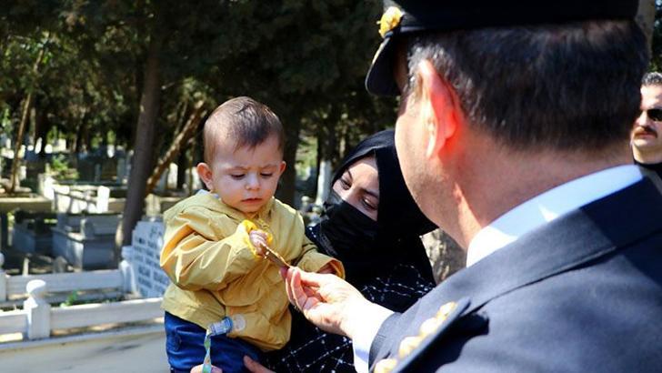 Emniyet müdürü, şehit oğlu Yağız'a kucağındayken öptüğü rozetini verdi
